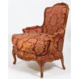 BERGERE EN BOIS NATUREL LOUIS XV A dossier arrondi chantourné, à supports d'accotoirs reposant en