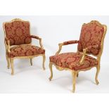 PAIRE DE FAUTEUILS EN BOIS DORE LOUIS XV En bois doré sculpté à motifs de coquilles et de feuilles