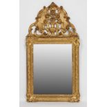 MIROIR EN BOIS DORE REGENCE De forme rectangulaire à encadrement mouluré orné de quatre larges