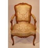 FAUTEUIL CABRIOLET LOUIS XV En bois naturel sculpté, à dossier chantourné, à accotoirs à manchettes,