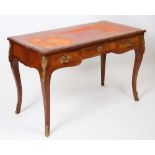 PETIT BUREAU PLAT MARQUETE DE STYLE LOUIS XV En bois de placage, ouvrant à trois tiroirs en ceinture