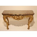 CONSOLE EN BOIS DORE LOUIS XV En bois doré et sculpté à traverse ajourée à motif cenrtal à