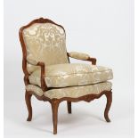 FAUTEUIL LOUIS XV A dossier plat de forme chantournée, accotoirs galbés, pieds galbés reliés par des