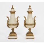 PAIRE DE CASSOLETTES DE STYLE LOUIS XVI En marbre blanc et bronze doré, en forme de vase balustre