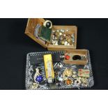 BROOCHES - a collection of brooches, boxes and vintage blusher cases,