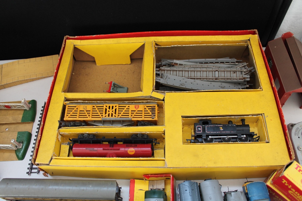 MODEL RAILWAY - a collection of 00 gauge engines, carriages, - Image 4 of 4