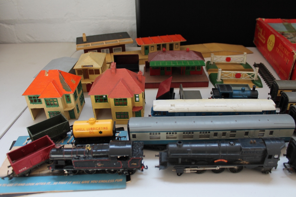 MODEL RAILWAY - a collection of 00 gauge engines, carriages, - Image 2 of 4