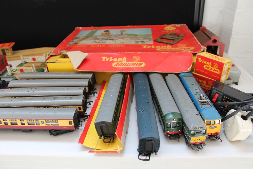 MODEL RAILWAY - a collection of 00 gauge engines, carriages, - Image 3 of 4