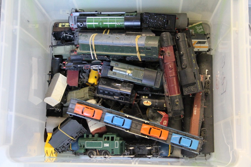 MODEL RAILWAY - a collection of x4 boxes of model railway related items to include unboxed rolling - Image 5 of 7