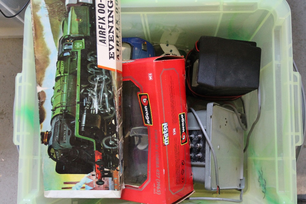 MODEL RAILWAY - a collection of x4 boxes of model railway related items to include unboxed rolling - Image 7 of 7