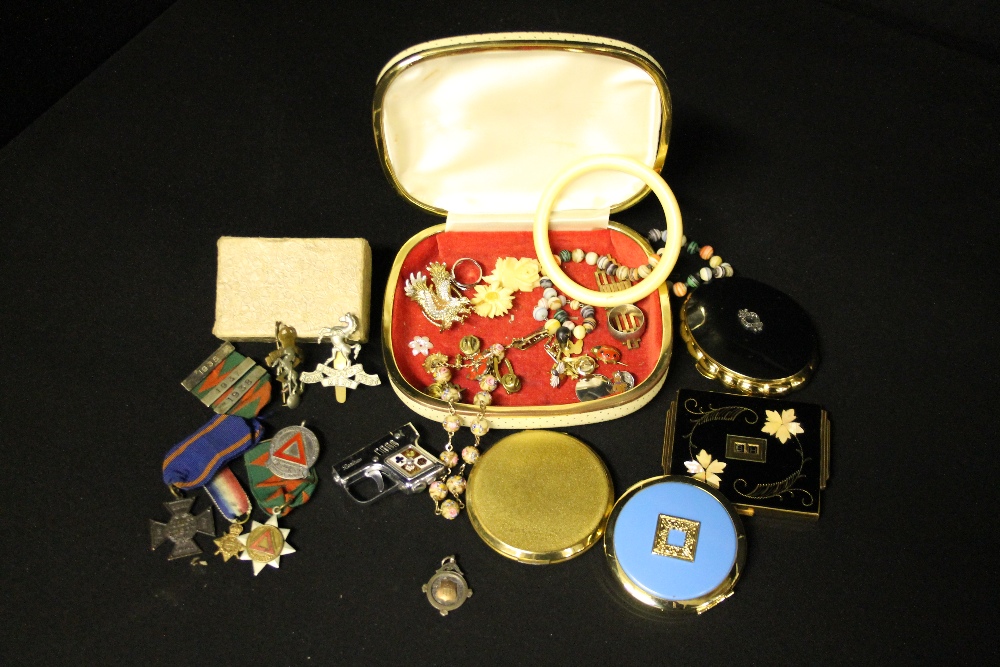 JEWELLERY - COMPACTS - costume jewellery to include a  venetian bead necklace,