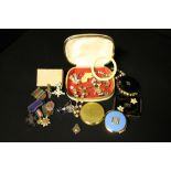 JEWELLERY - COMPACTS - costume jewellery to include a  venetian bead necklace,