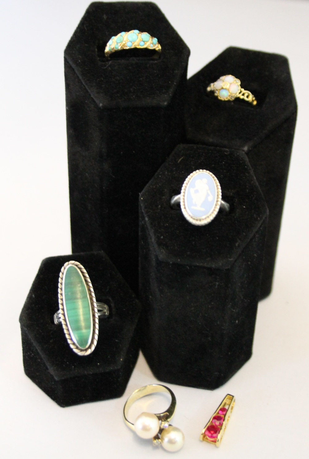 JEWELLERY - 5 rings to include a Jasper Wedgwood plaque silver shank,