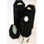 JEWELLERY - 5 rings to include a Jasper Wedgwood plaque silver shank,