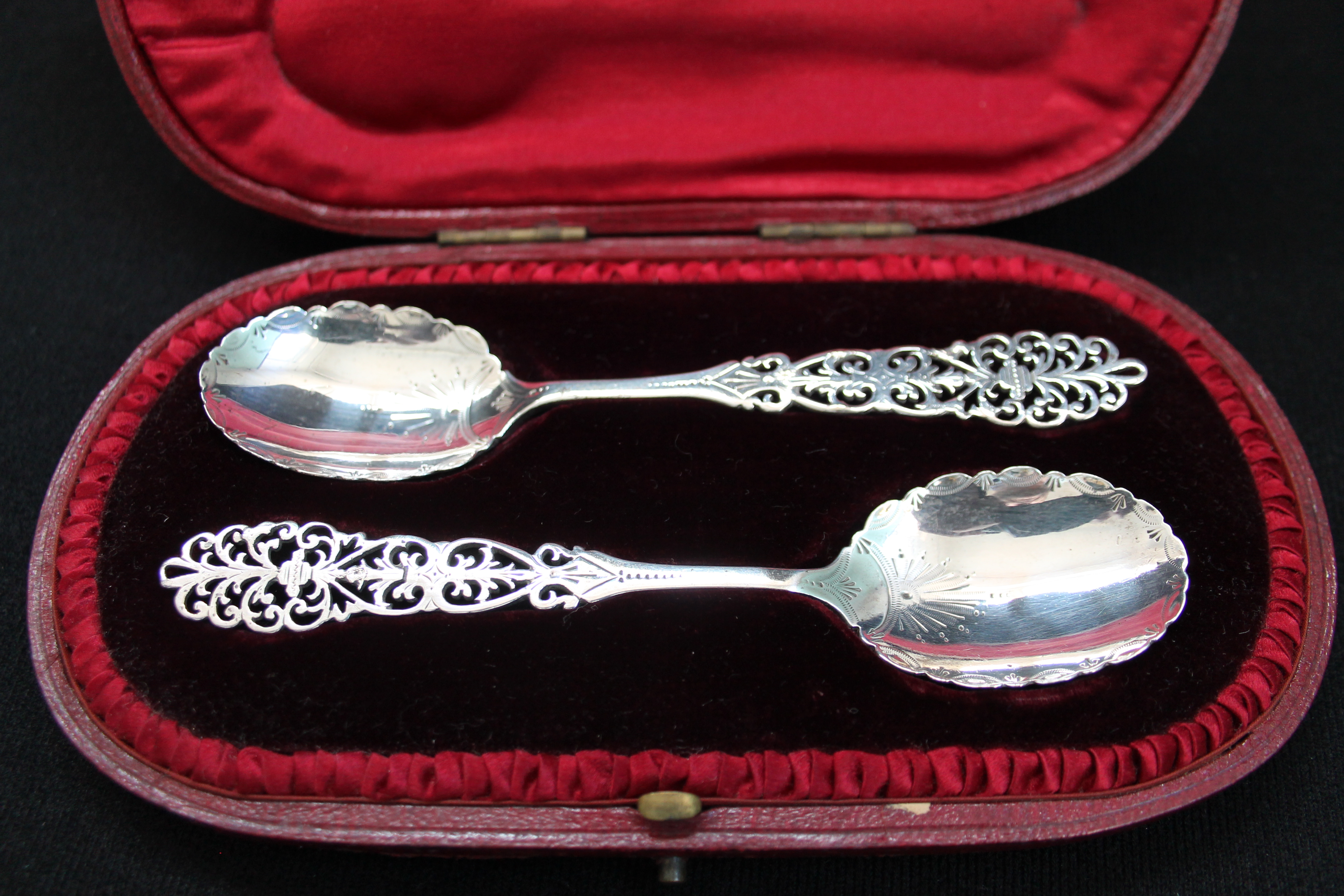 A PAIR OF LATE VICTORIAN SILVER BERRY SPOONS - a cased pair of London hallmarked 1897 silver