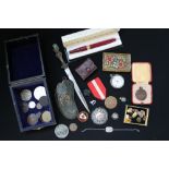 JEWELLERY - a collection of various items to include cufflinks (an odd 9ct gold moonstone cufflink),