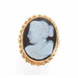 ANELLO IN ORO GIALLO E CAMMEO IN ONICEdi forma ovale con cornice a cordonetto entro cui si trova