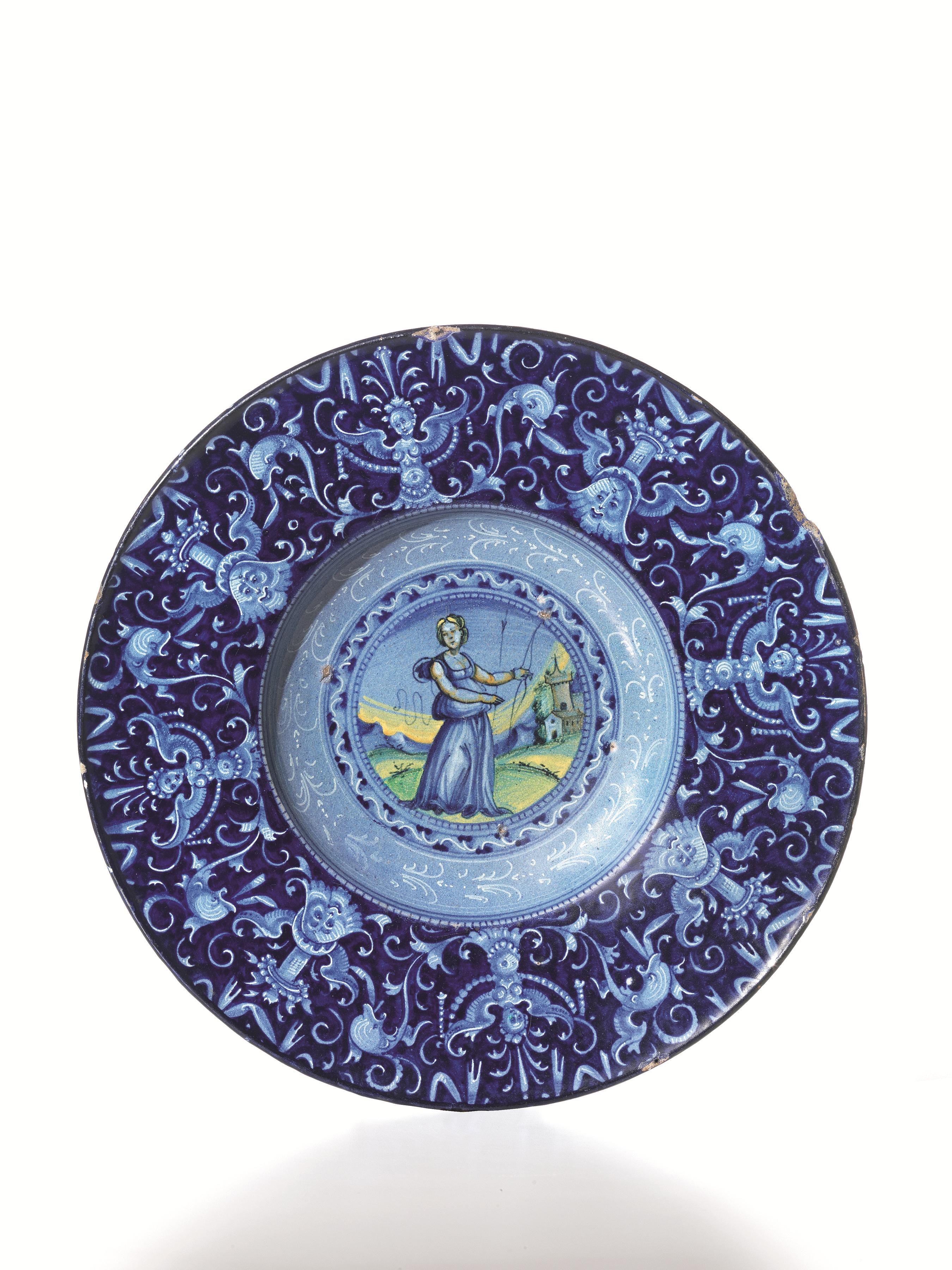 PIATTO, FAENZA, 1530-1540 CIRCAin maiolica integralmente ricoperto da smalto “berettino”, profondo