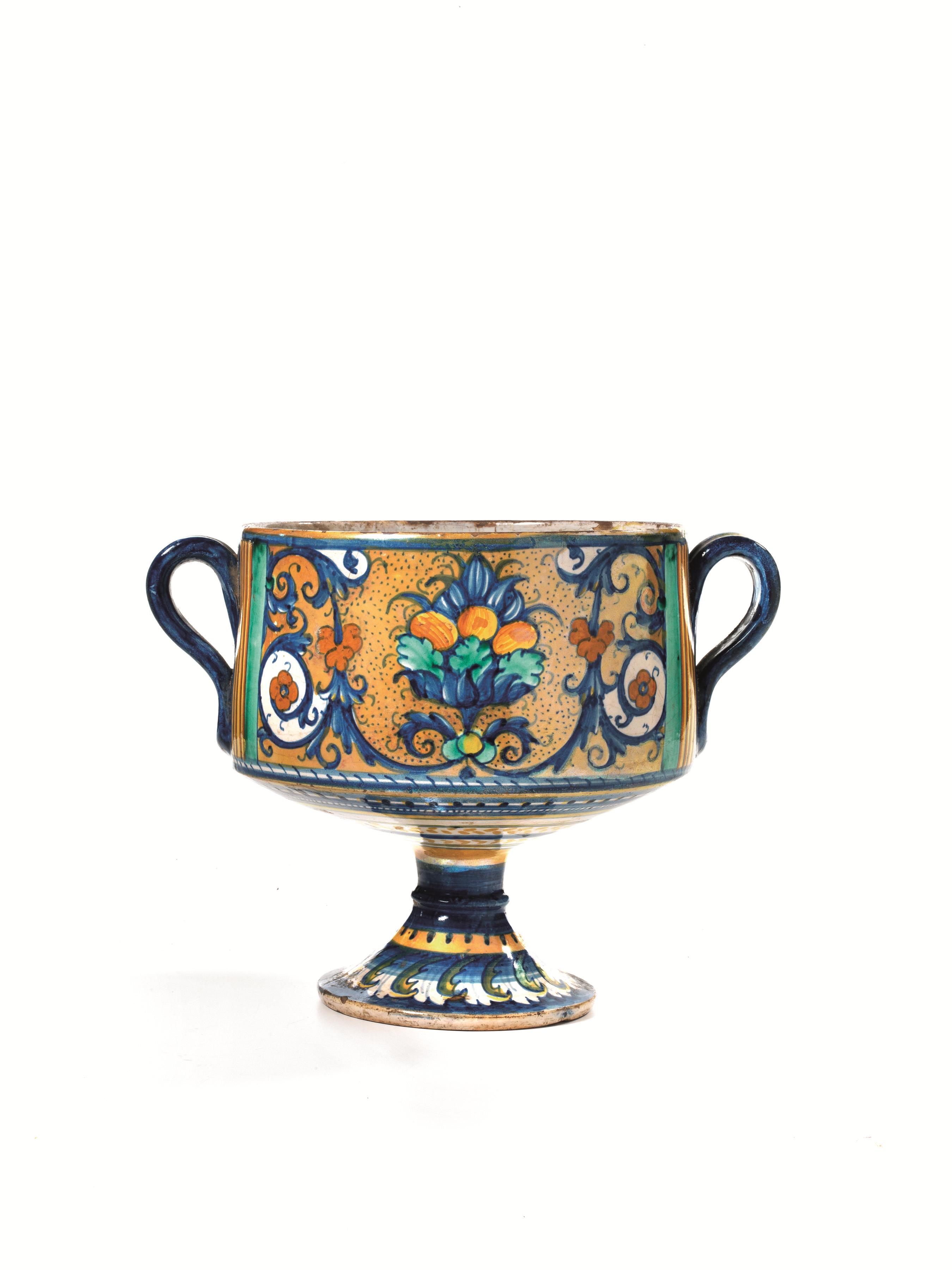 COPPA SU ALTO PIEDE, DERUTA, META' SECOLO XVIin maiolica decorata in blu, verde giallo arancio con