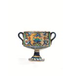 COPPA SU ALTO PIEDE, DERUTA, META' SECOLO XVIin maiolica decorata in blu, verde giallo arancio con