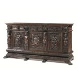 GRANDE CREDENZA IN STILE RINASCIMENTALE, TOSCANA, SECOLO XIX in noce a tre cassetti e due sportelli,