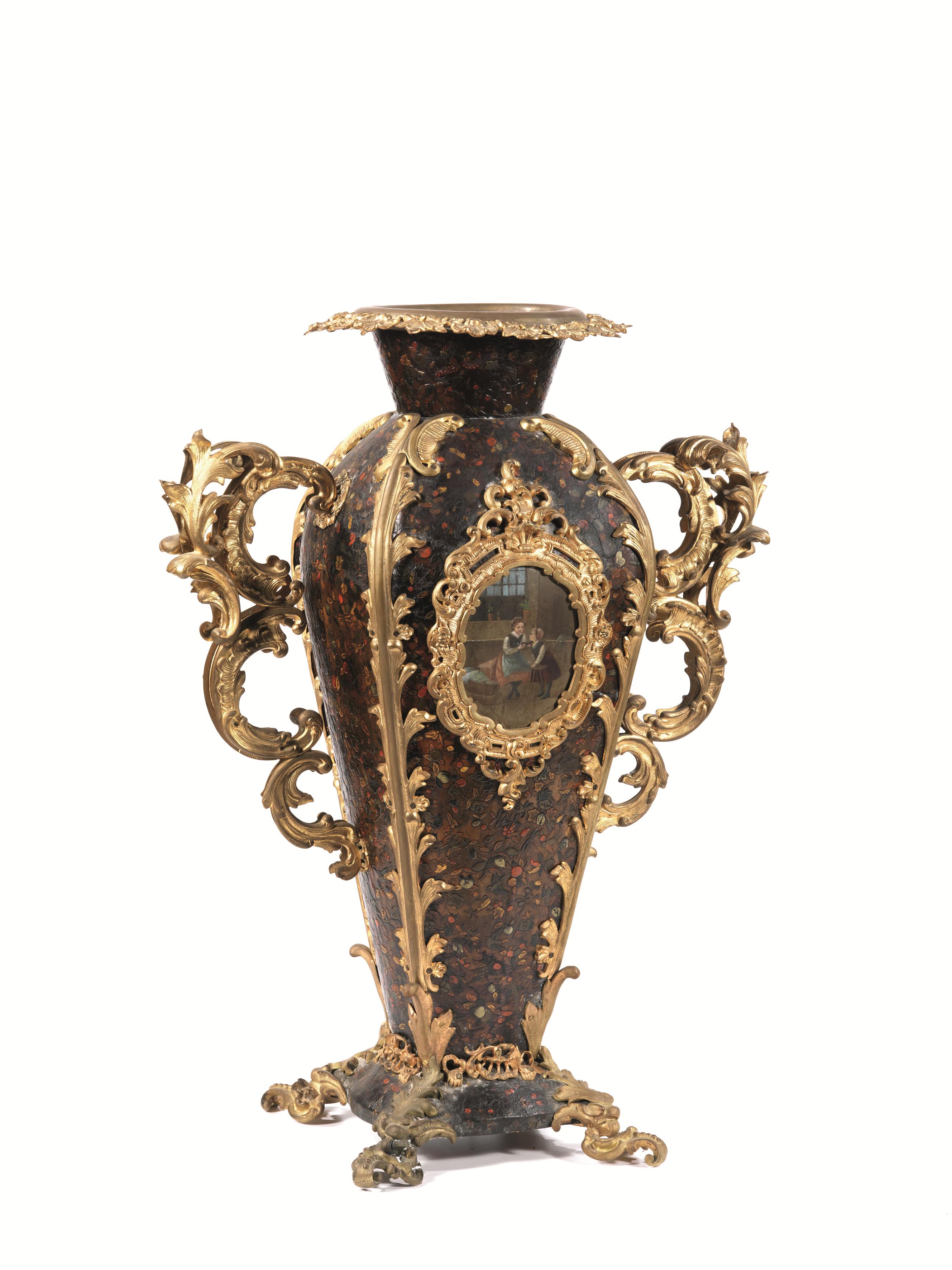 VASO, PIEMONTE, SECOLO XIX in legno rivestito in cuoio dipinto con ricche applicazioni in bronzo
