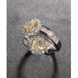 ANELLO IN ORO BIANCO, DIAMANTI FANCY E DIAMANTI INCOLORIcon montatura contrarié decorata da linee di