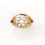 ANELLO IN ORO GIALLO E DIAMANTIdisegnato come un occhio con al centro un brillante di 3.50 ct circa,