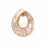 ORECCHINO, BULGARI, IN ORO GIALLO E DIAMANTImodellato a voluta ovale decorata da diamanti baguette