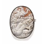 SPILLA CON CAMMEO con profilo ovale realizzato in conchiglia raffigurante scena mitologica con il
