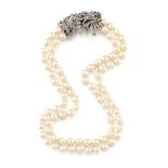 COLLANA IN ORO BIANCO, PERLE, ZAFFIRI E DIAMANTIcomposta da due fili di perle giapponesi coltivate