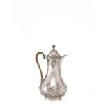 Caffettiera, Londra 1895in argento, corpo piriforme decorato da volute fogliacee, presa sagomata,