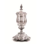 GRANDE COPPA, AUSTRIA UNGHERIA, 1860 CIRCAin argento, base polilobata e decorata da volute e