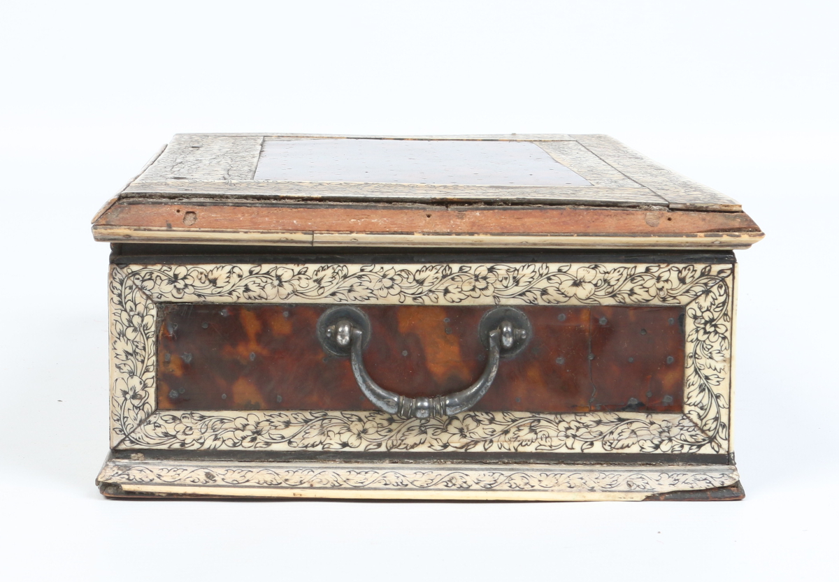 A nineteenth century Anglo Indian tortoiseshell and ivory casket. With foliate penwork decoration - Image 3 of 8