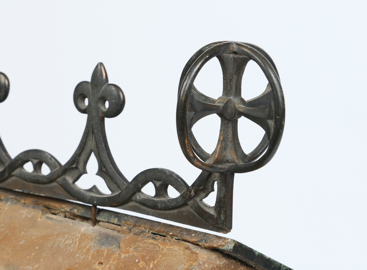 An antique Italian marble reliquary cabinet. With roundel inlaid panels and bronze ridge adorned - Image 6 of 9