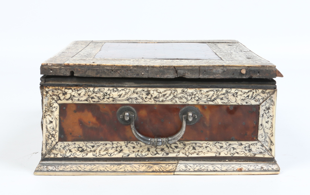 A nineteenth century Anglo Indian tortoiseshell and ivory casket. With foliate penwork decoration - Image 5 of 8