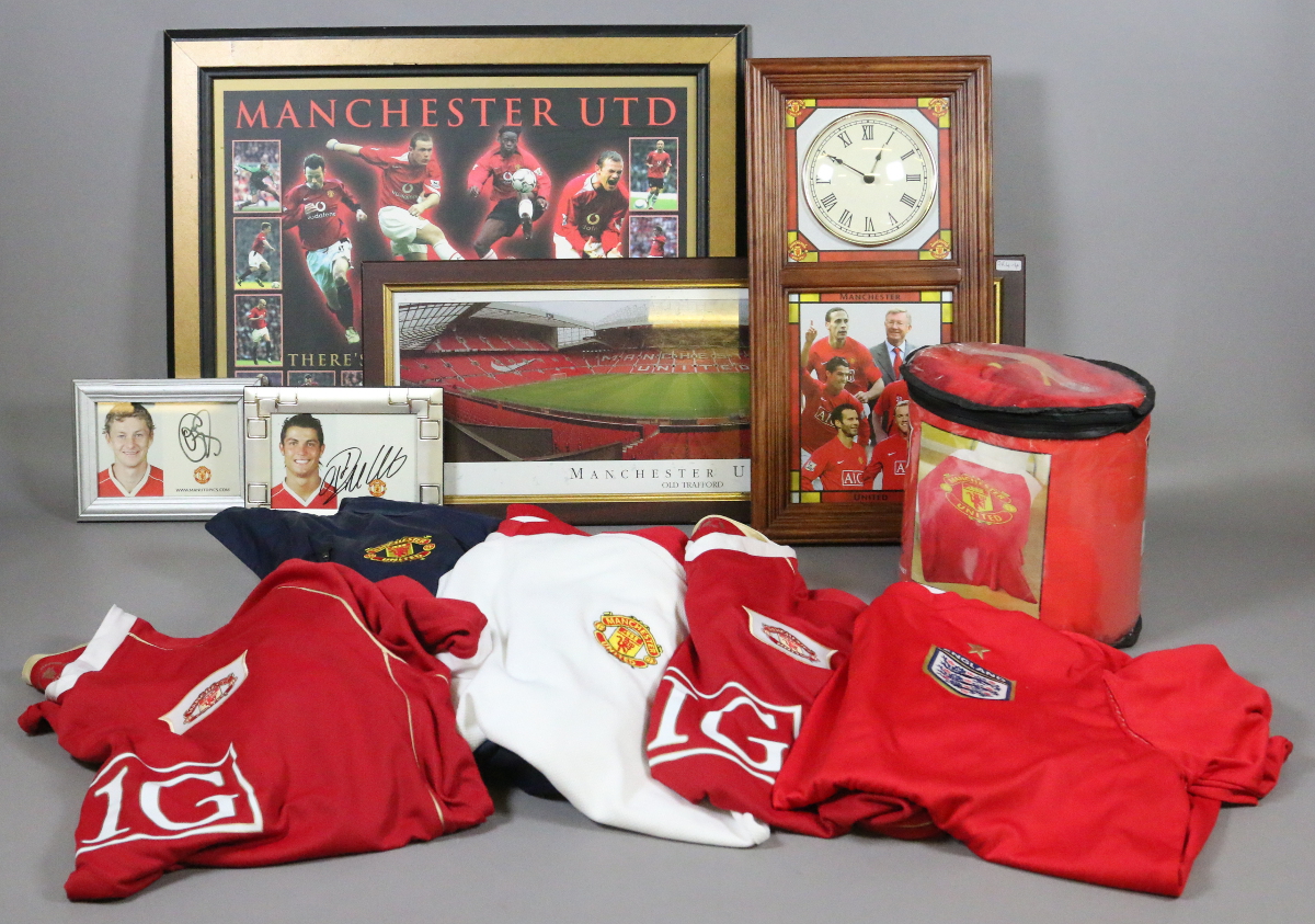 A collection of Manchester United memorabilia to include a wall clock,