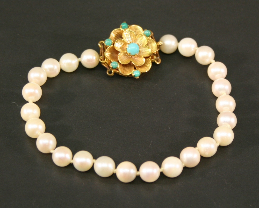 A 9CT GOLD AND PEARL NECKLACE with matching bracelet, the uniform string of pearls ending with a - Image 2 of 2