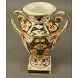 A 19TH CENTURY DERBY PORCELAIN URN FORM VASE decorated in the typical Imari palette with gilt