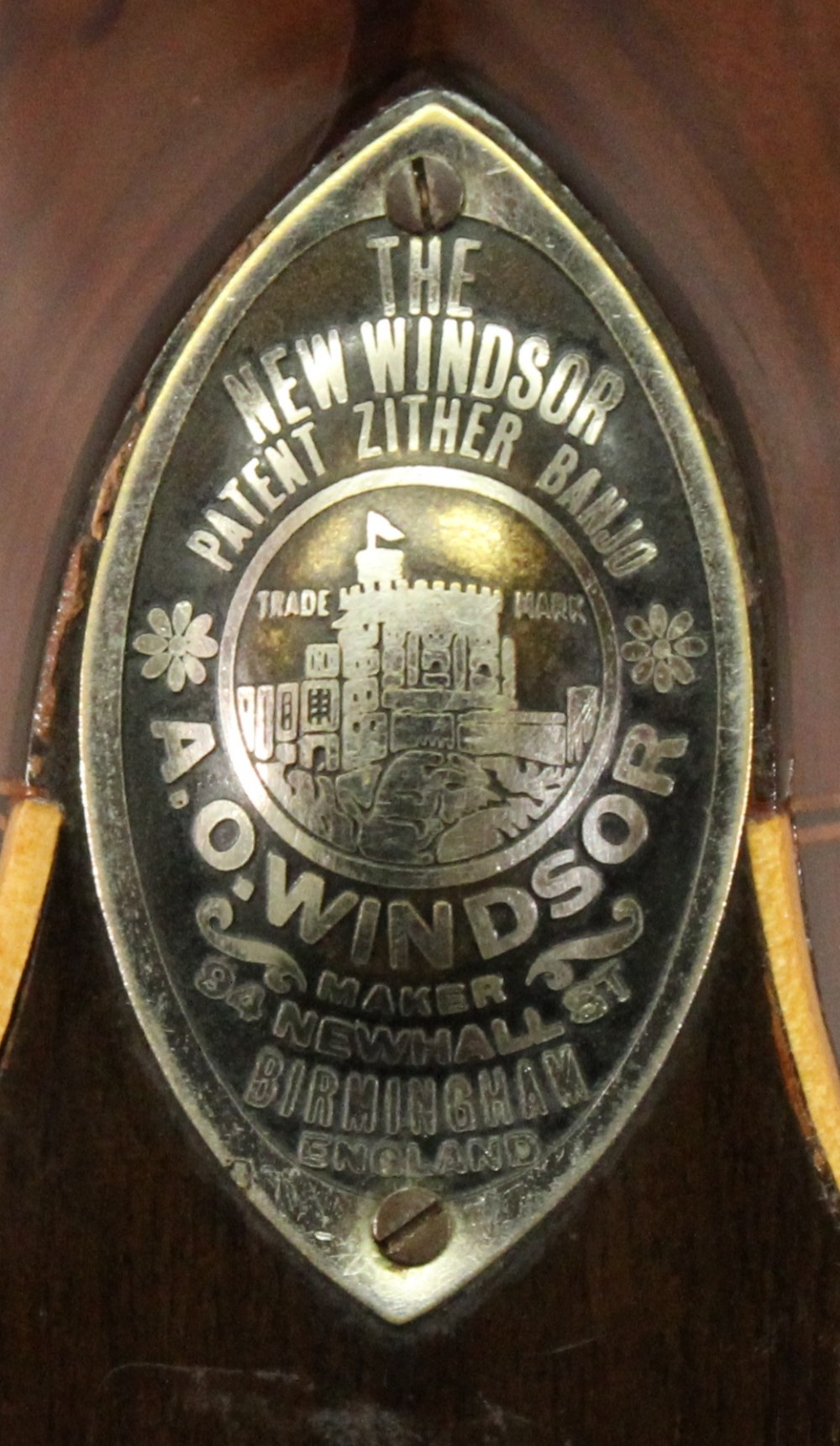 A ROSEWOOD 'THE NEW WINDSOR' PATENT ZITHER BANJO By A O Windsor, 94 Newhall St, Birmingham, of - Image 3 of 3