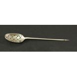 AN 18TH CENTURY SILVER MOTE SPOON c1740, with pointed slender tapering stem and pierced oval bowl,