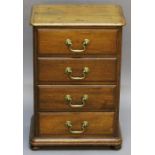 A SMALL EARLY 20TH CENTURY MAHOGANY CHEST OF DRAWERS having a moulded top, four moulded drawers,