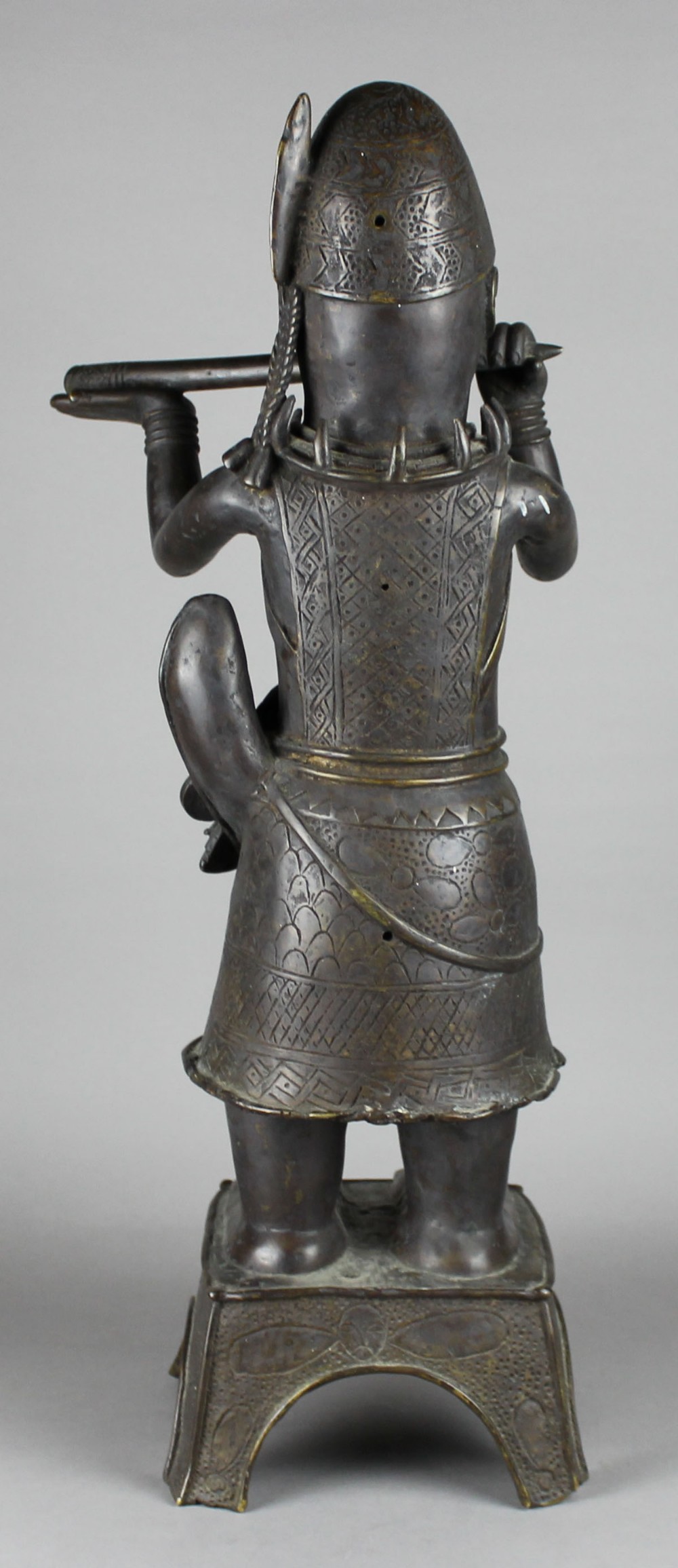 AN 18TH/19TH CENTURY BENIN DARK PATINATED BRONZE FIGURE OF A HORN-BLOWER, probably an altar - Image 6 of 12
