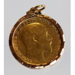 A YELLOW METAL MOUNTED EDWARD VII SOVEREIGN dated 1906. 2.3cm(d) 9grams CONDITION: Some knocks and