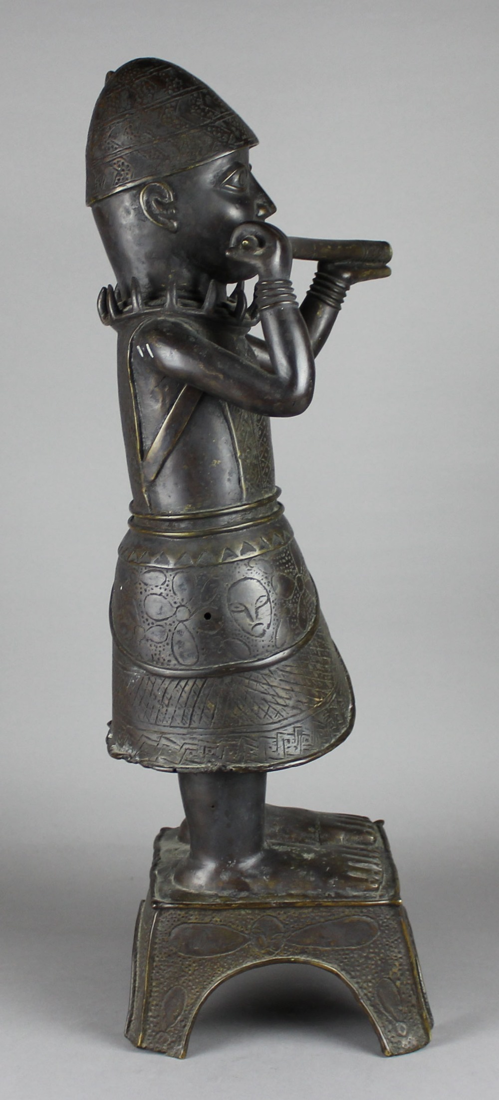 AN 18TH/19TH CENTURY BENIN DARK PATINATED BRONZE FIGURE OF A HORN-BLOWER, probably an altar - Image 4 of 12