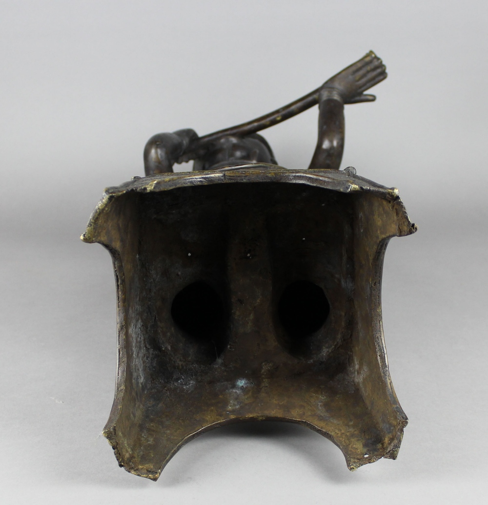 AN 18TH/19TH CENTURY BENIN DARK PATINATED BRONZE FIGURE OF A HORN-BLOWER, probably an altar - Image 11 of 12
