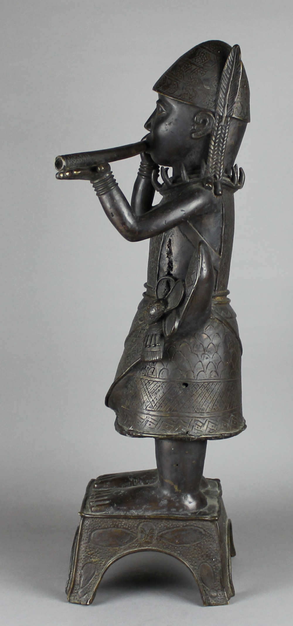 AN 18TH/19TH CENTURY BENIN DARK PATINATED BRONZE FIGURE OF A HORN-BLOWER, probably an altar - Image 7 of 12