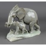 A LLADRO PORCELAIN MODEL OF AN ELEPHANT AND CALF, 18.5cm high CONDITION - Calf trunk damaged