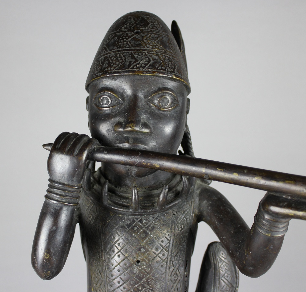 AN 18TH/19TH CENTURY BENIN DARK PATINATED BRONZE FIGURE OF A HORN-BLOWER, probably an altar - Image 9 of 12