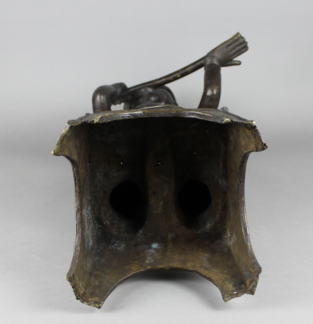 AN 18TH/19TH CENTURY BENIN DARK PATINATED BRONZE FIGURE OF A HORN-BLOWER, probably an altar - Image 12 of 12